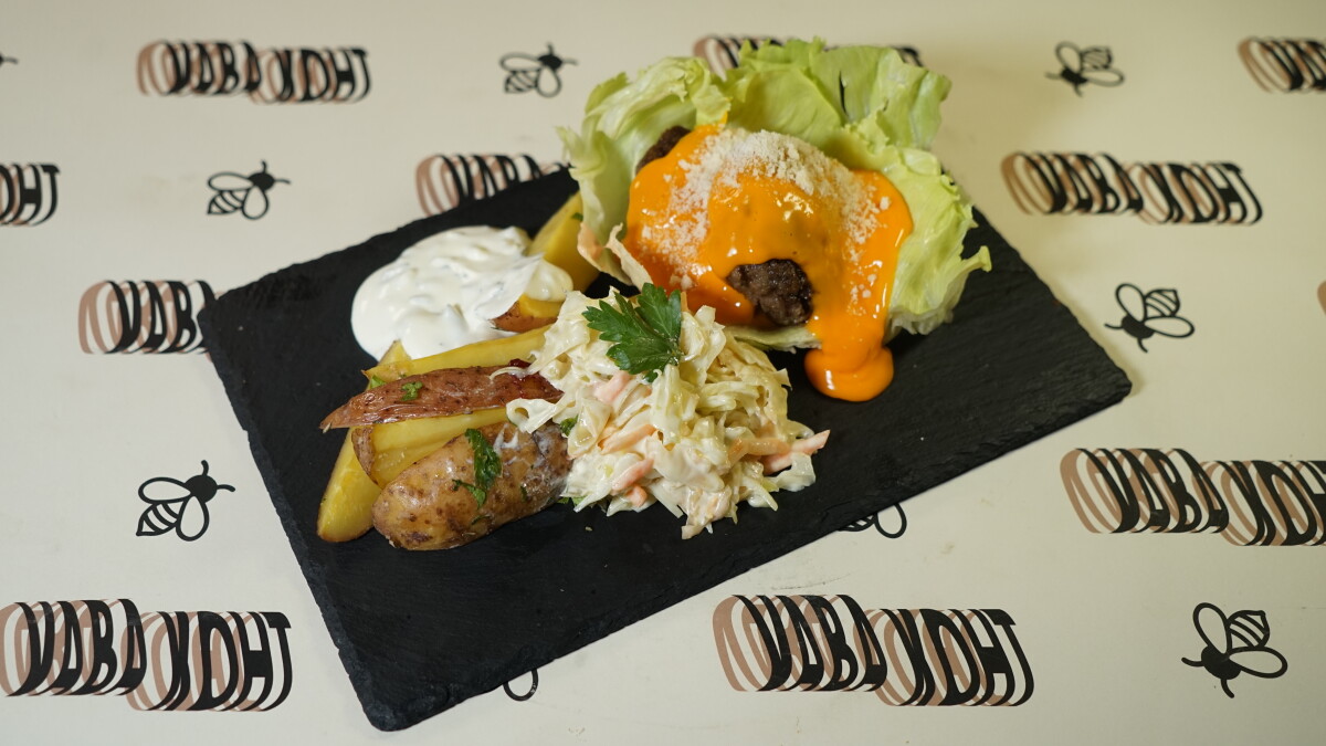 Naked cheesy beef burger by La Cotlette