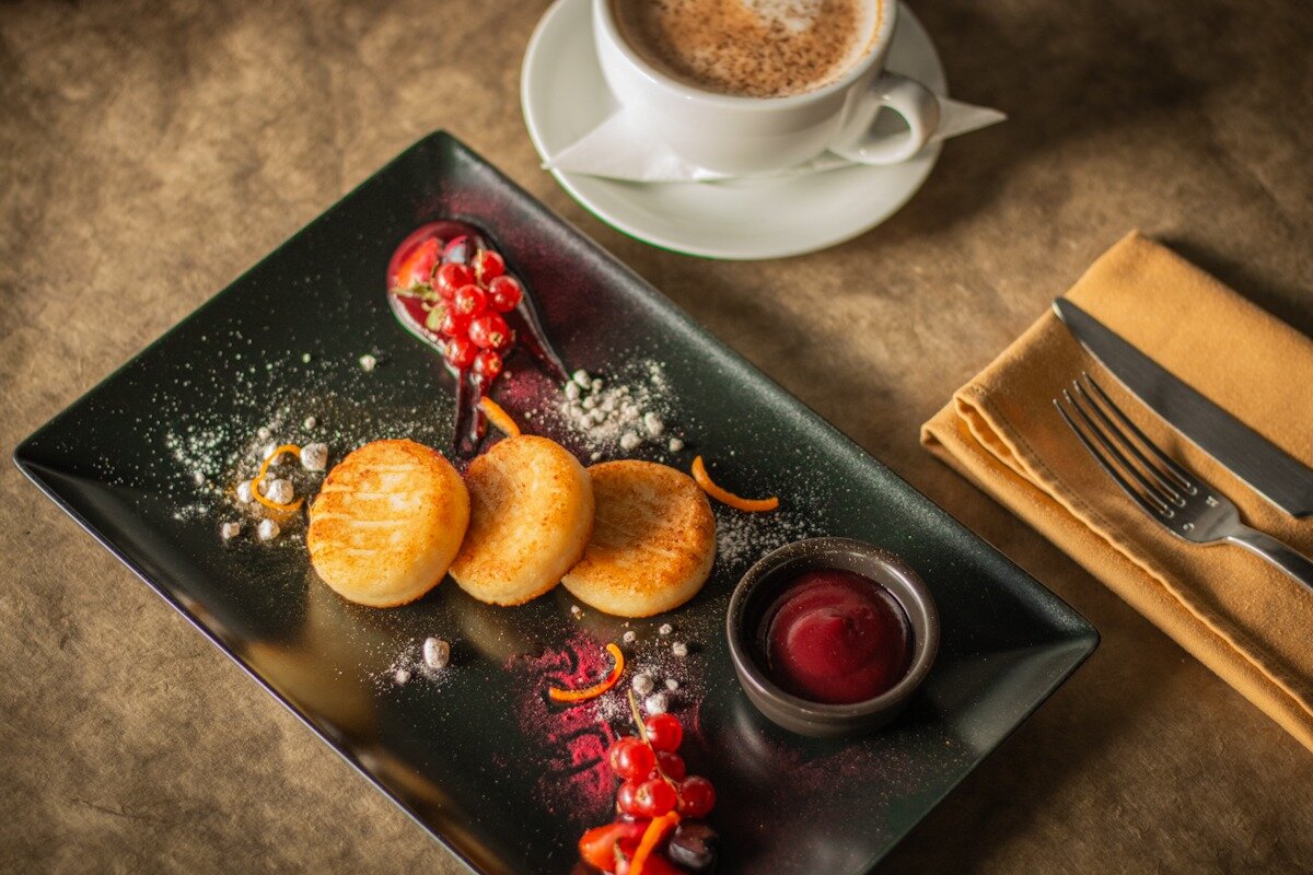 Curd cakes with jam and sour cream