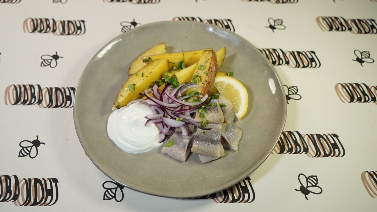Herring with baked potatoes and sour cream