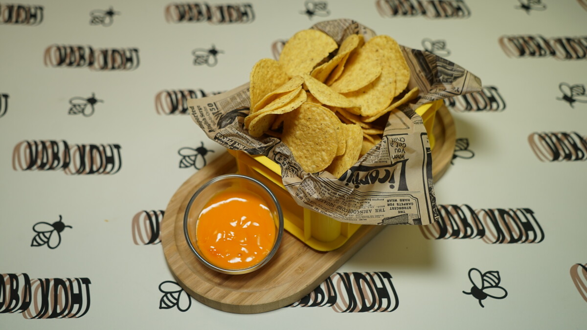 Nacho chips with cheese sauce